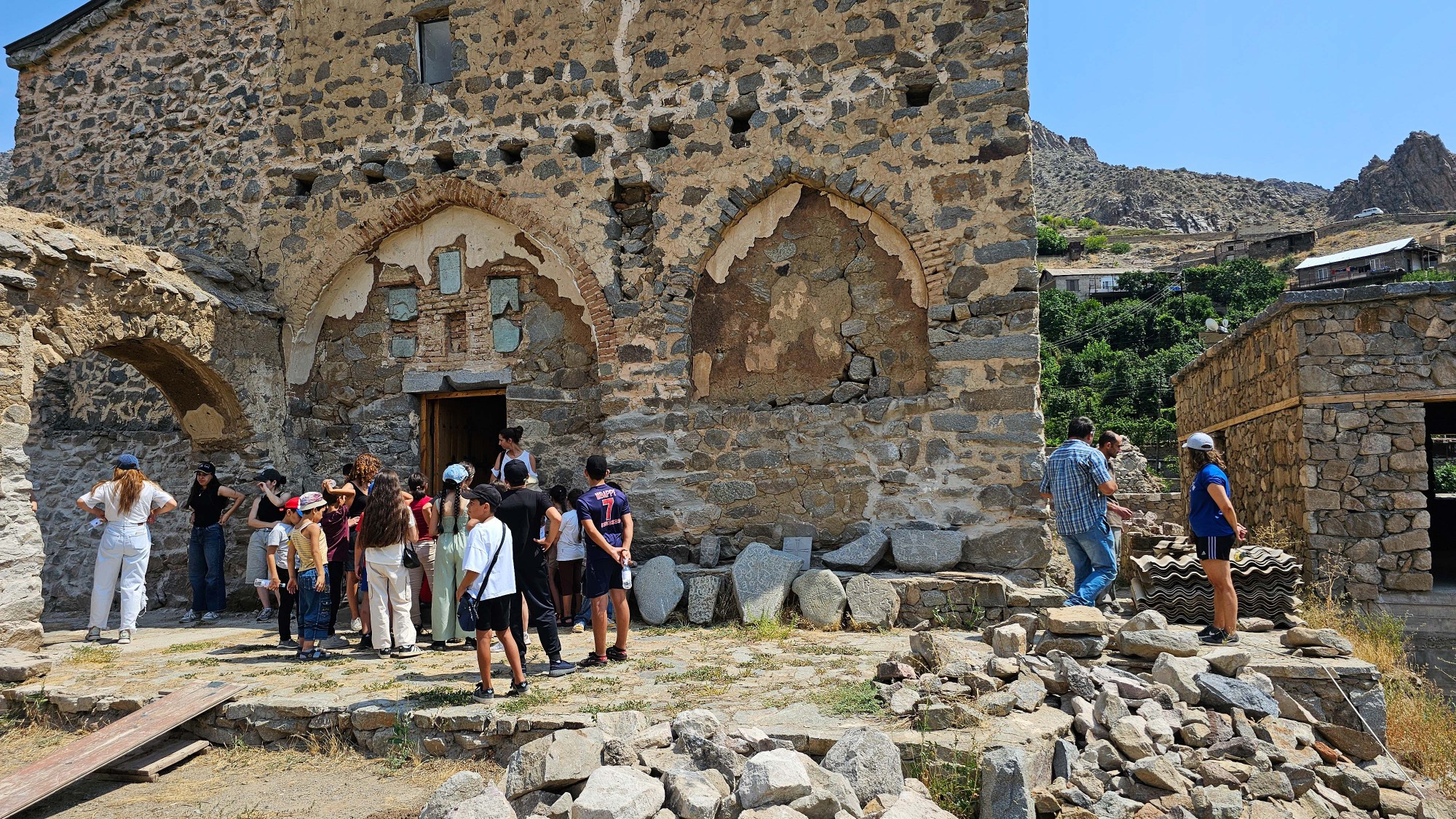 Campagne enfance à Méghri; Arman Nalbandian et les enfants devant l'église Saint-Jean