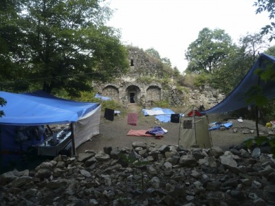 campement des volontaires du chantier de rénovation de l'ermitage de Dantzaparakh en Arménie