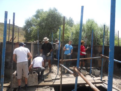 volontaires en campagne à l'église de Tchitchkhanavank