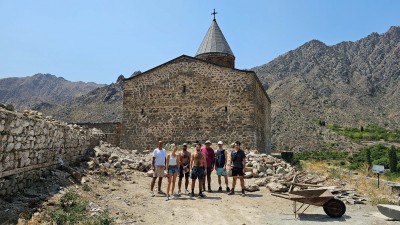 Méghri, Église Saint-Jean; groupe de volontaires