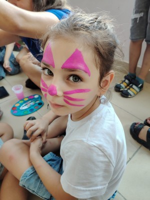 Campagne enfance à Méghri; activité maquillage