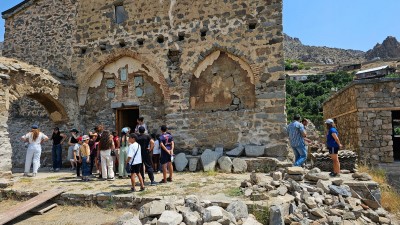 Campagne enfance à Méghri; Arman Nalbandian et les enfants devant l'église Saint-Jean